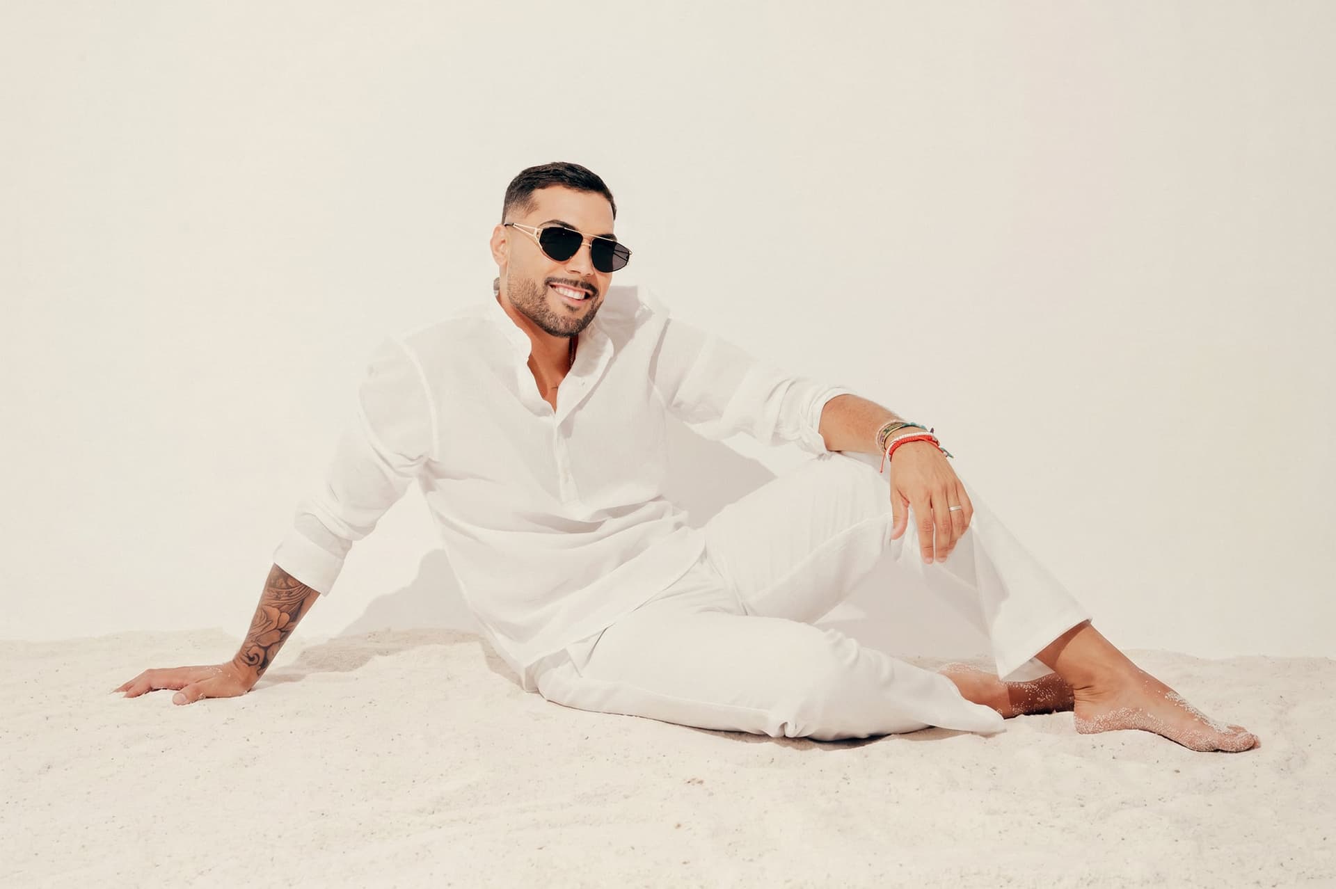 Frantana — look blanco en arena